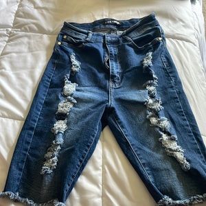 Denim. Bermuda shorts. High stretch. Frayed hem.